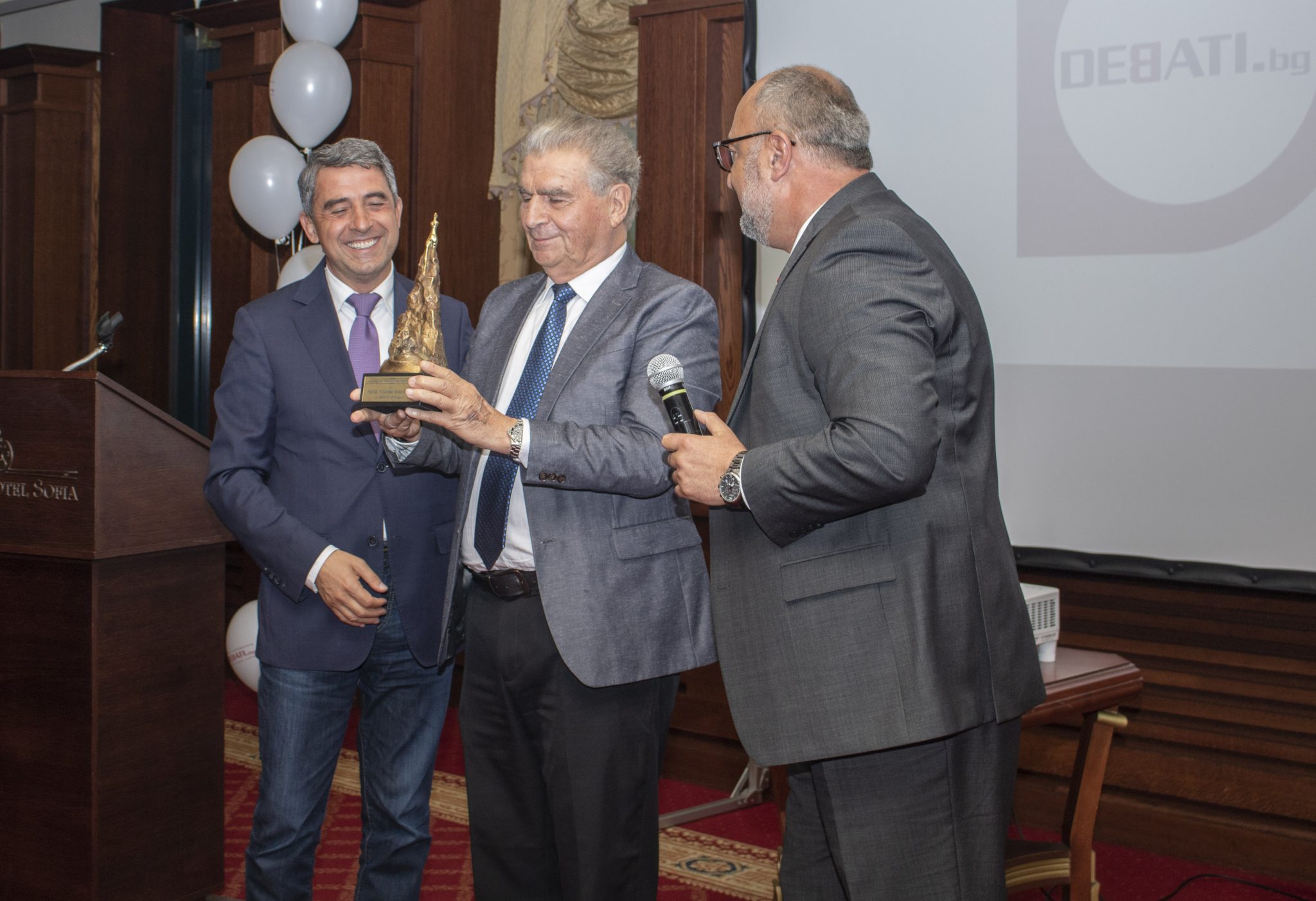 Президентът Росен Плевнелиев и издателят на ДЕБАТИ.БГ връчиха наградата за пробългарска политика на проф. Бар-Зоар